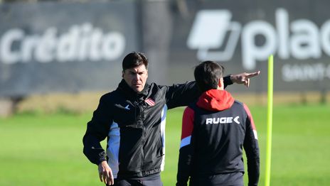 El cambio de último momento de Alexander Medina y el probable equipo de Estudiantes ante Independiente
