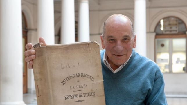 lino, el entranable hombre que entrega los titulos a los egresados de la unlp