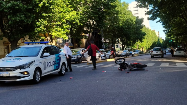 una motociclista choco con un auto en pleno centro y murio