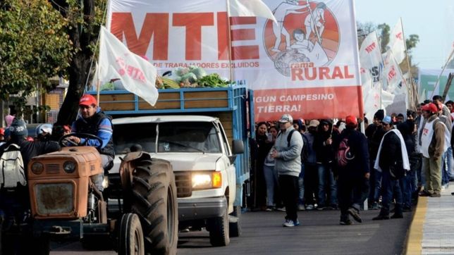 pequenos productores protestan en los accesos a la plata tras las perdidas por el temporal