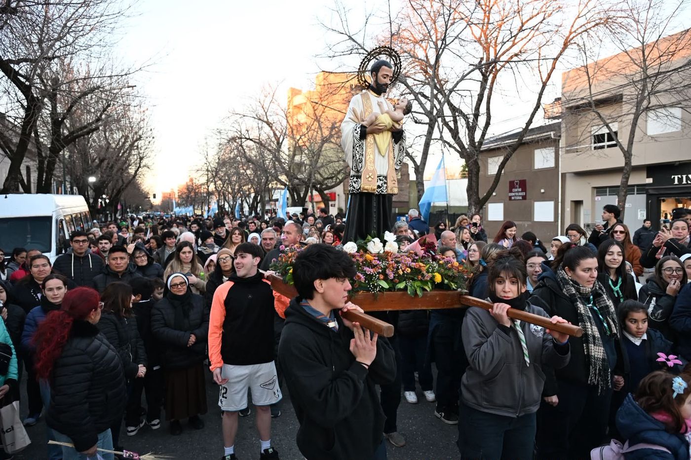 La misa reunió a fieles, sacerdotes, seminaristas y comunidades de vida consagrada