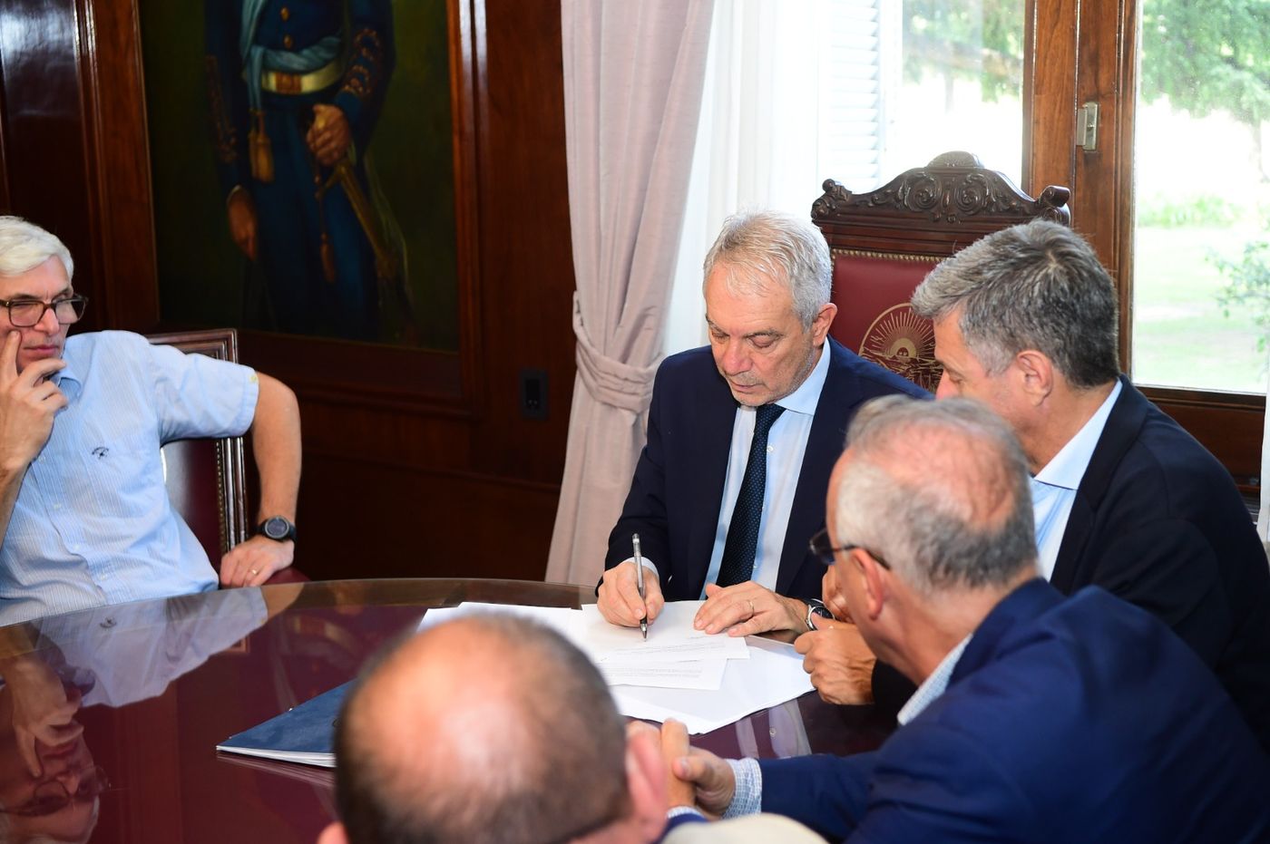 El momento de la firma del contrato entre Julio Alak y las empresas que mantendrán las calles de La Plata