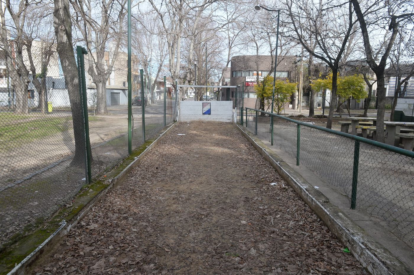 La cancha de bochas en Plaza Perón, en 25 y 60, tapada por las hojas y prácticamente abandonada