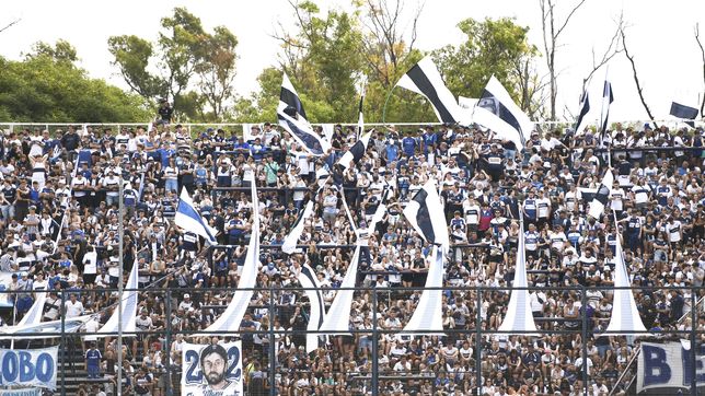 un hincha de gimnasia cayo desde la tribuna en la previa del clasico platense y esta internado