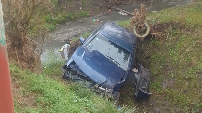 un joven perdio el control del auto y cayo en un zanjon en un barrio de la plata