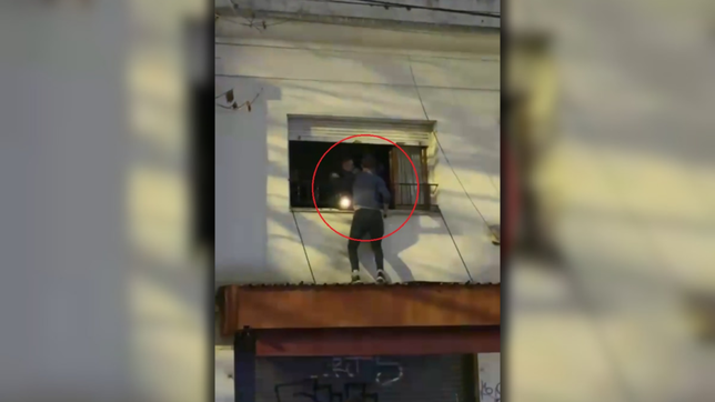tension en pleno centro por un hombre que se atrinchero en una casa y amenazo con incendiarla
