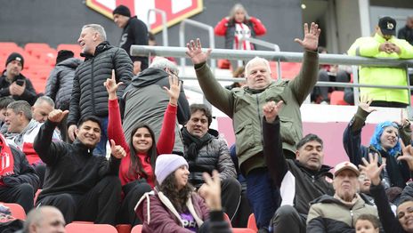 Las imágenes y el color de los hinchas de Estudiantes en la previa del clásico