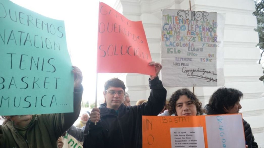 Grave: denuncian el recorte de talleres y una colonia que usaban más de 600 chicos discapacitados en La Plata