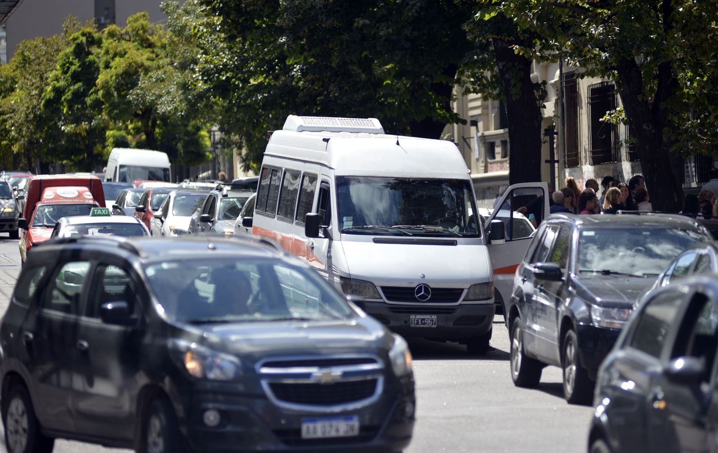 Doble fila estacioamientos colegios7.JPG