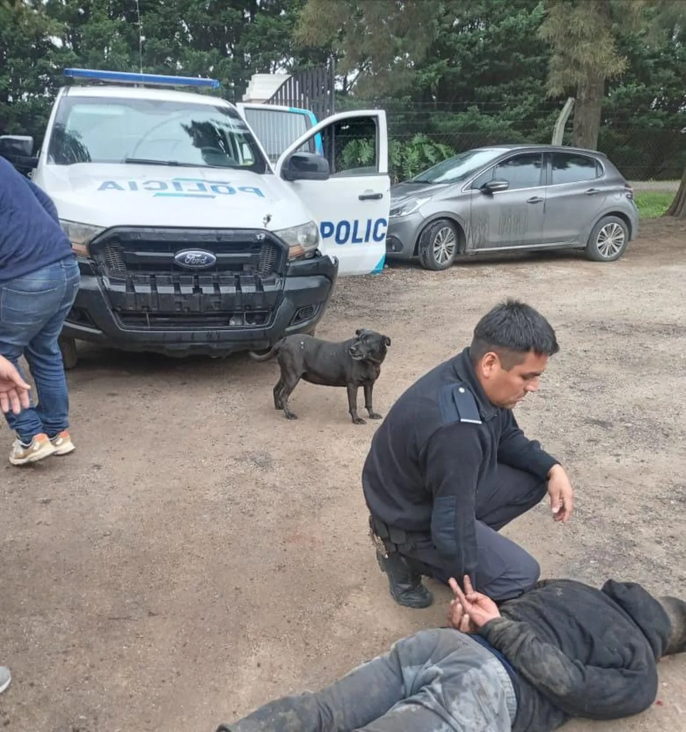Los agentes policiales llegaron al country a tiempo para detener al delincuente tras el robo fallido.