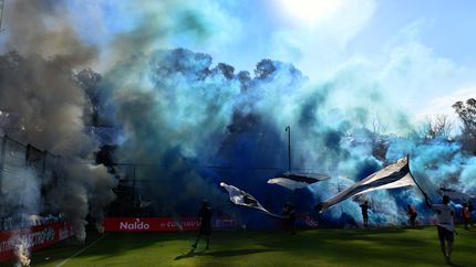 Gimnasia prepara el Bosque con bombas de humo, tortas de artificio, 25.000 banderas y telones gigantes y levadizos