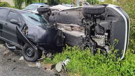un espectacular choque y vuelco en los hornos termino con dos personas heridas un espectacular choque y vuelco en los hornos termino con dos personas heridas