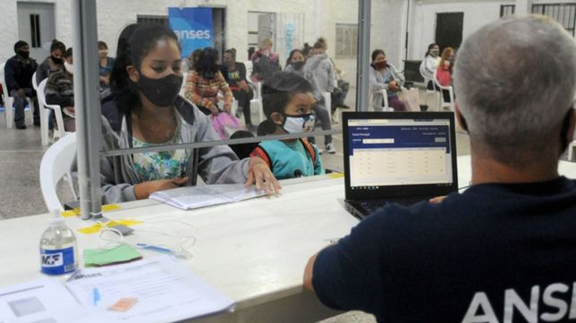 cambios por feriados: ¿que beneficiarios de anses cobran esta semana?