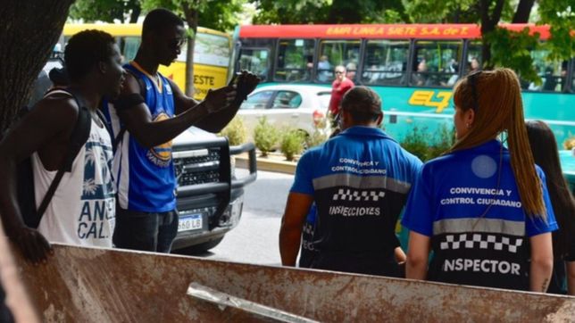 video: tension en pleno centro por un operativo contra los manteros senegaleses