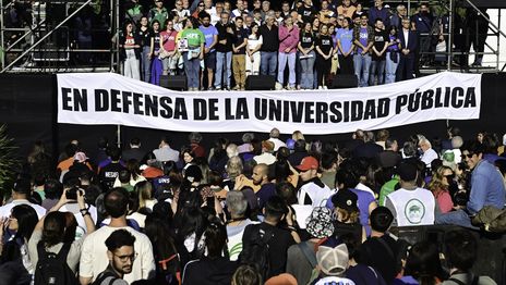 La Marcha Federal paraliza al país y la comunidad de la UNLP se moviliza por contra el ajuste La Marcha Federal paraliza al país y la comunidad de la UNLP se moviliza por contra el ajuste