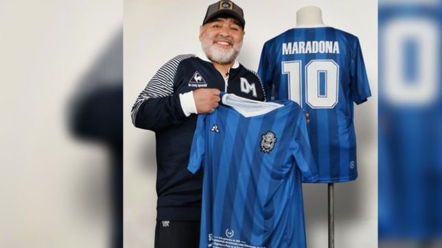 gimnasia presento una nueva camiseta en homenaje a diego maradona