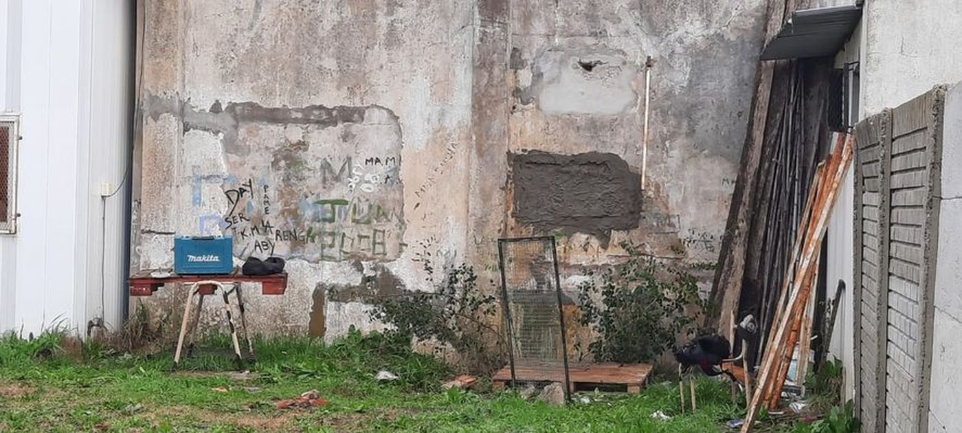 La Escuela Primaria 35 de La Plata fue el escenario del violento robo en el cual los delincuentes entraron por un boquete y se llevaron hasta la comida para los alumnos.