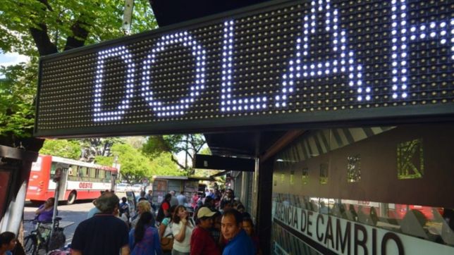 el gobierno anuncio un impuesto del 30% para la compra de dolares