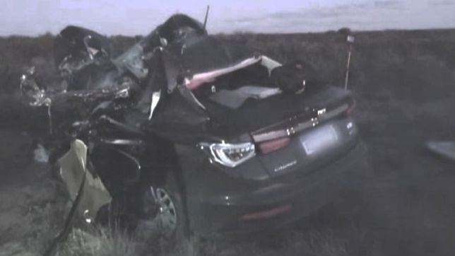 un conductor perdio el control en plena ruta, choco contra un camion y hay tres muertos