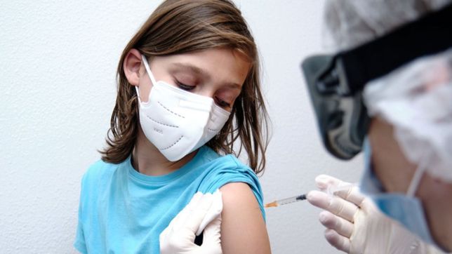 amplian la vacunacion covid para menores de 17 anos: ¿cuando aplicaran los refuerzos?