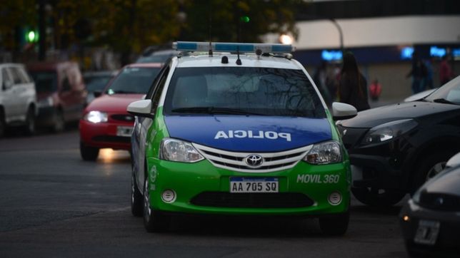 cuatro motochorros armados amenazaron a una mujer, le robaron la cartera y escaparon