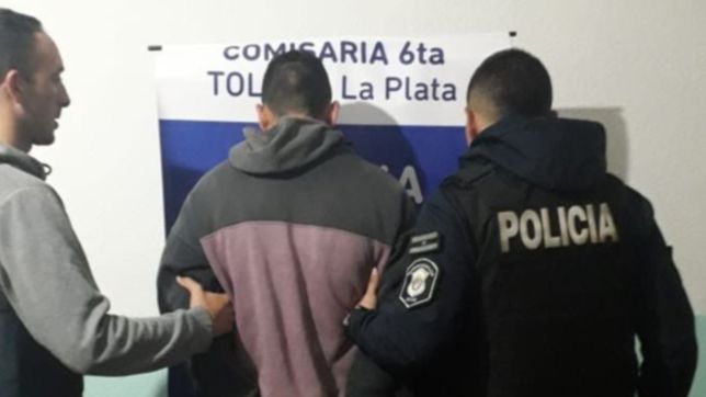 es empleado en un lavadero de autos, copio la llave de la casa de un cliente y le robo