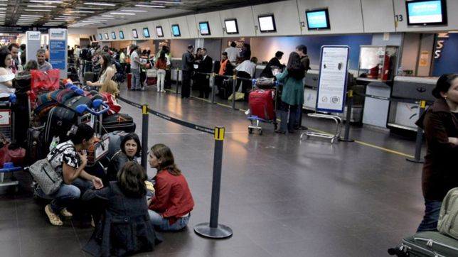 hay demoras y cancelaciones en aeroparque y ezeiza por una medida gremial
