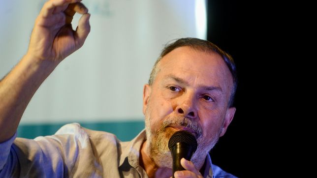 el periodista gustavo sylvestre presento en la plata su libro sobre jose pepe mujica
