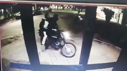 Cuatro motochorros atacaron violentamente a un joven para robarle el celular