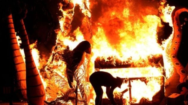 video: patearon una caja de cohetes y la pirotecnia apunto contra los espectadores