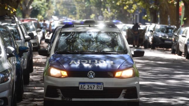 se metieron de madrugada en una remiseria de la plata y robaron plata y celulares