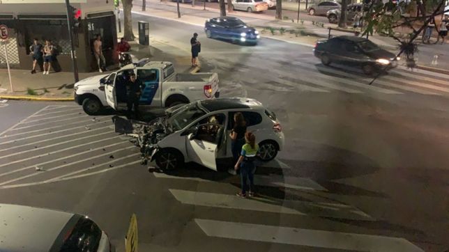 terrible choque termino con un auto destrozado a metros de plaza moreno