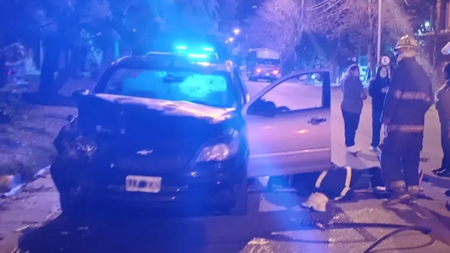 una mujer choco contra un auto estacionado, quedo atrapada y tuvo que ser rescatada