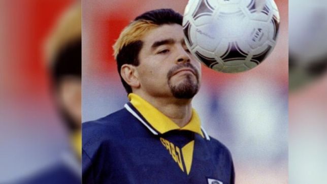 una peluqueria pinta gratis el mechon de diego maradona para homenajearlo
