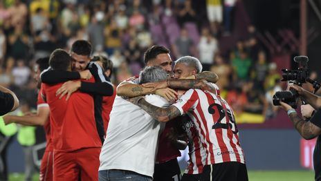 Estudiantes Defensa y Justicia Abrazo.jpeg