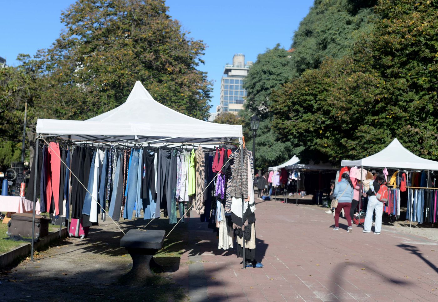 Manteros Vendedores ambulantes Plaza San Martín (1).JPG