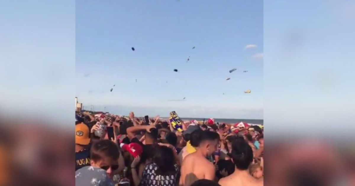 Descontrol En Villa Gesell El Video De Una Lluvia De Botellazos Y Latas En La Playa 4529