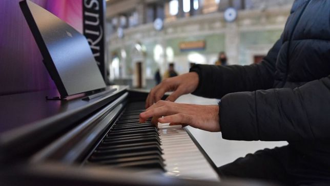 el tren roca sumo un piano street para los pasajeros que lo quieran tocar