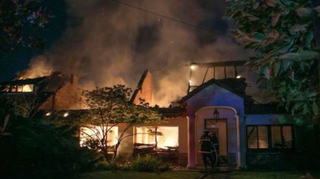 video: asi se vio desde el aire el impactante incendio del chalet en city bell