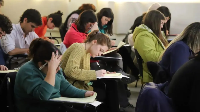 miles de estudiantes de la provincia rindieron examen en la plata para ingresar a las residencias de salud