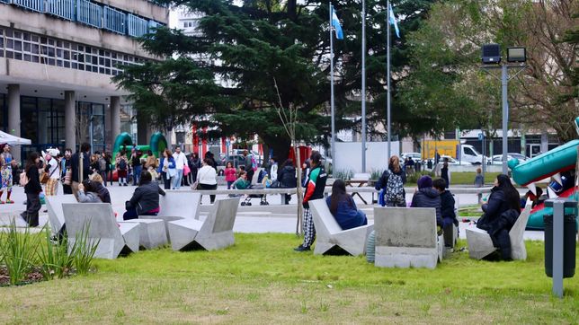 renovaron la plaza de la identidad y la memoria en la plata con juegos, postas deportivas e iluminacion led