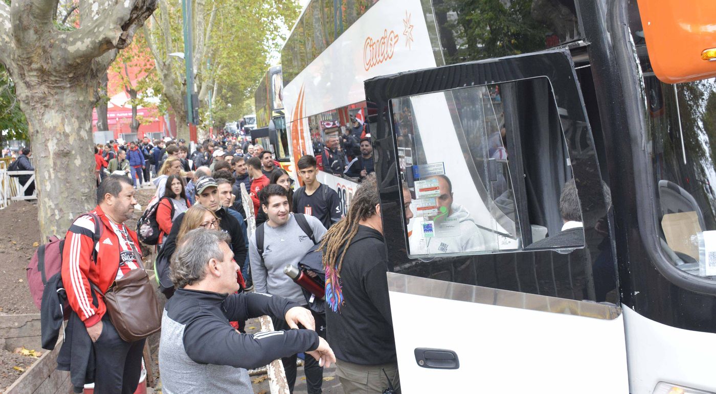 Hinchas de Estudiantes movilizan a la final con Vélez en Santiago del Estero (32).jpg