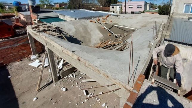derrumbe y milagro: se desplomo la losa de una cochera en la plata