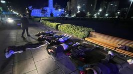 la policia detuvo a 14 jovenes en plaza moreno que robaban en grupo con armas de juguete la policia detuvo a 14 jovenes en plaza moreno que robaban en grupo con armas de juguete