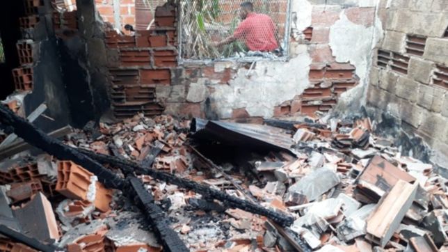 se les quemo la casa en plena cuarentena, quedaron en la calle y piden ayuda para vivir