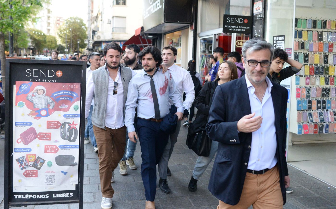 Escrache a funcionarios libertarios en la UNLP (7).jpg