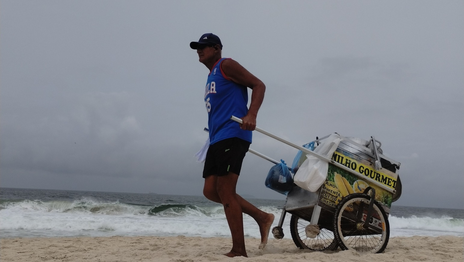 De arbolito a vendedor de choclo: la historia del platense detenido en Brasil por racismo De arbolito a vendedor de choclo: la historia del platense detenido en Brasil por racismo
