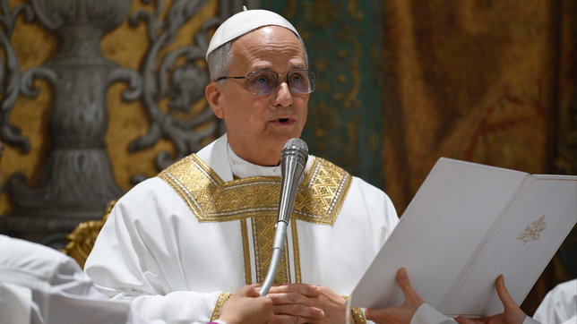 leon xiv recordo a francisco en su primera homilia: nos sentimos como ovejas que no tienen pastor
