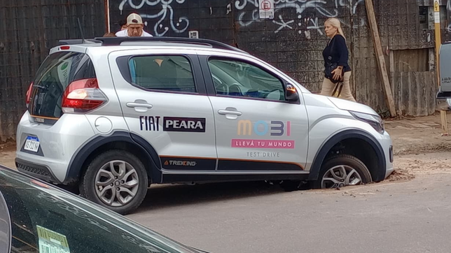 en una semana, dos autos se encajaron en un pozo de absa sin senalizar en pleno centro