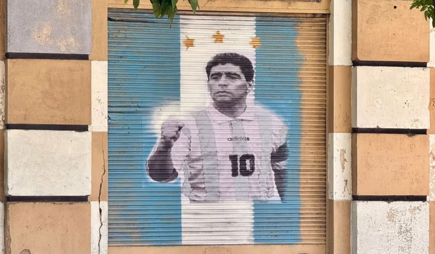 Un de los murales de Diego Maradona en Berisso. Un de los murales de Diego Maradona en Berisso.